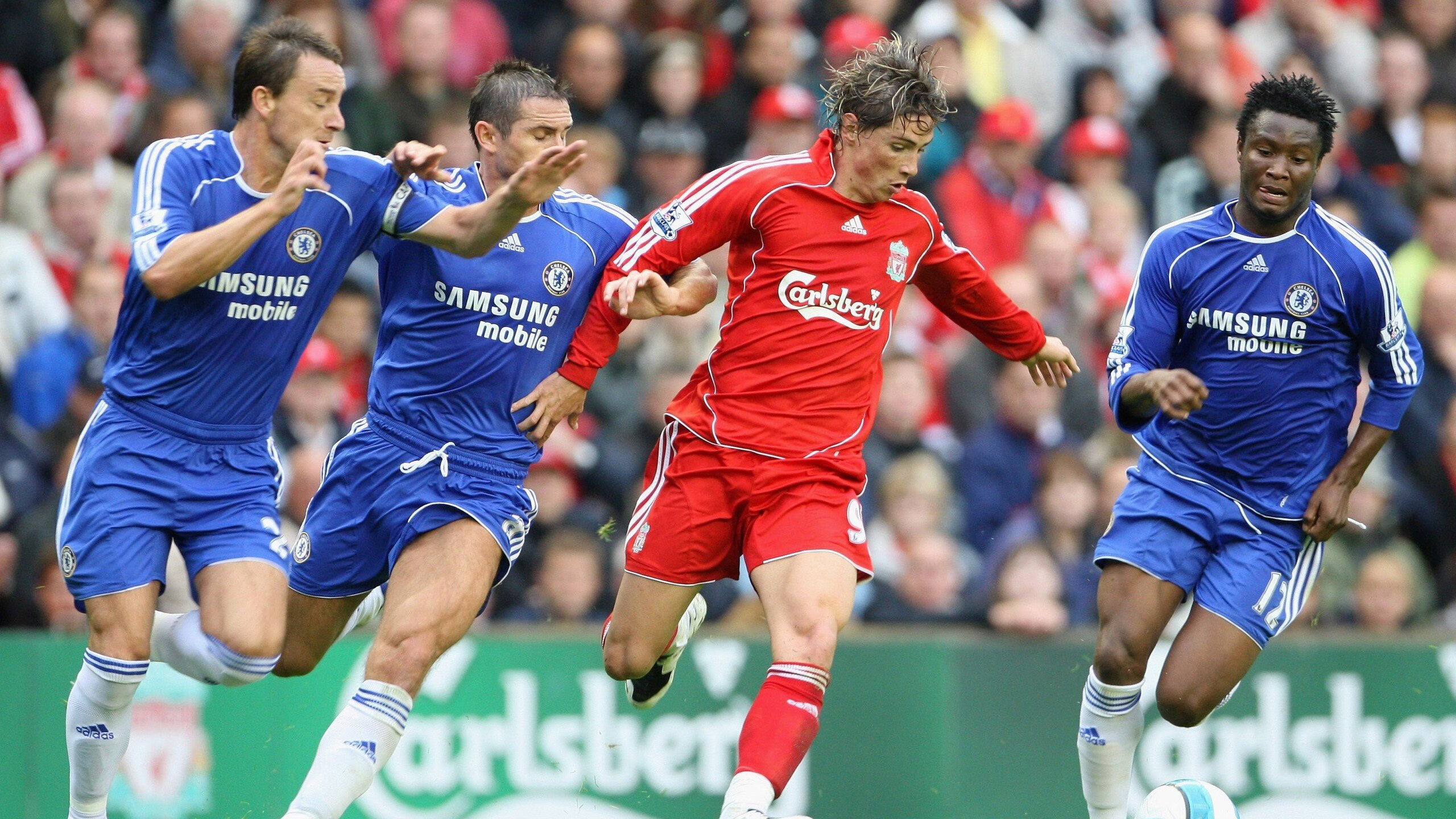 城市冰雪文化节开幕 雪地足球与冰上自行车吸引市民排队